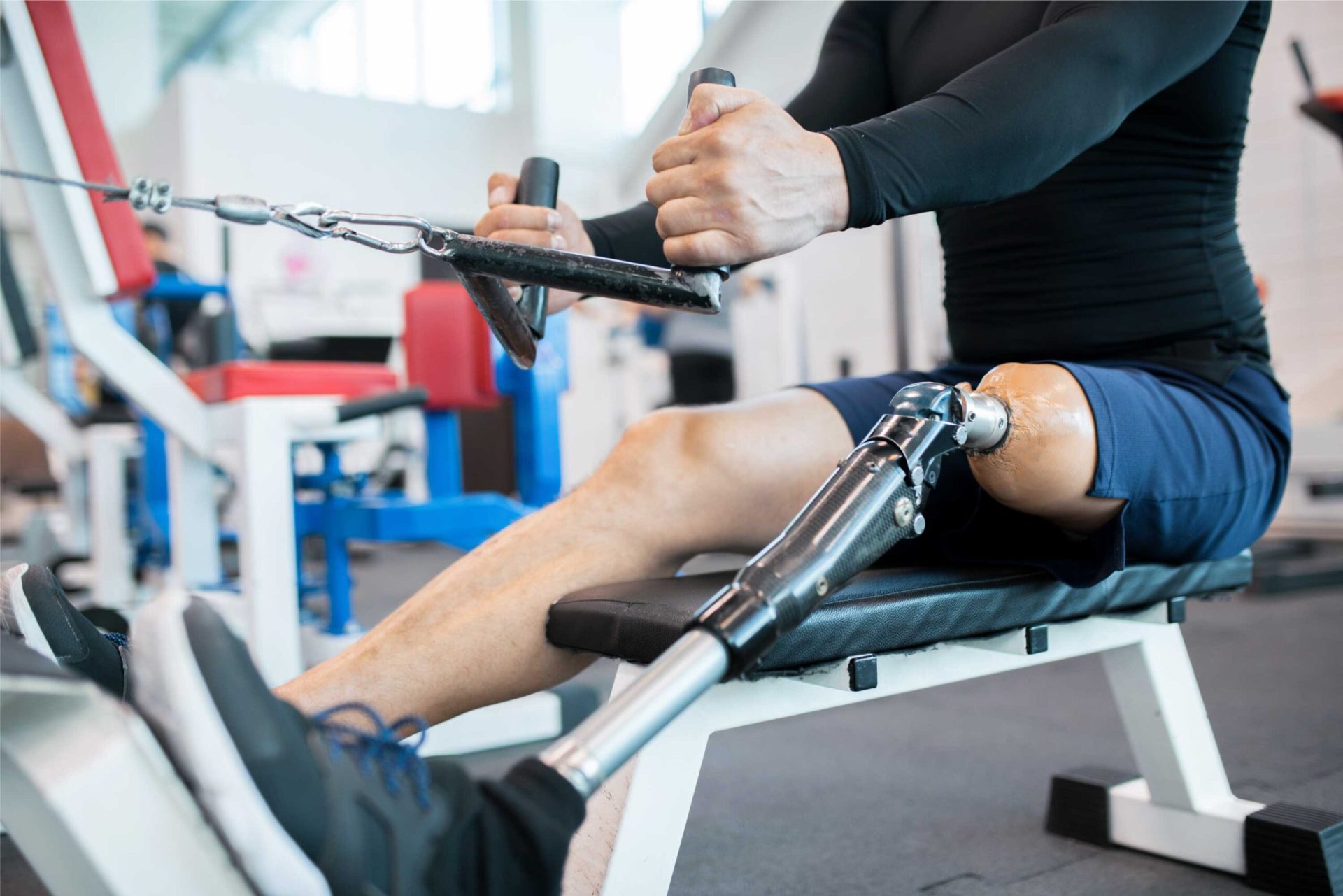 Persona con prótesis en el gimnasio