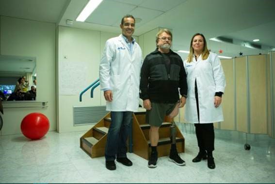 Vall d’Hebron realiza implantes en el fémur que permiten poner y quitar una prótesis con un clic.